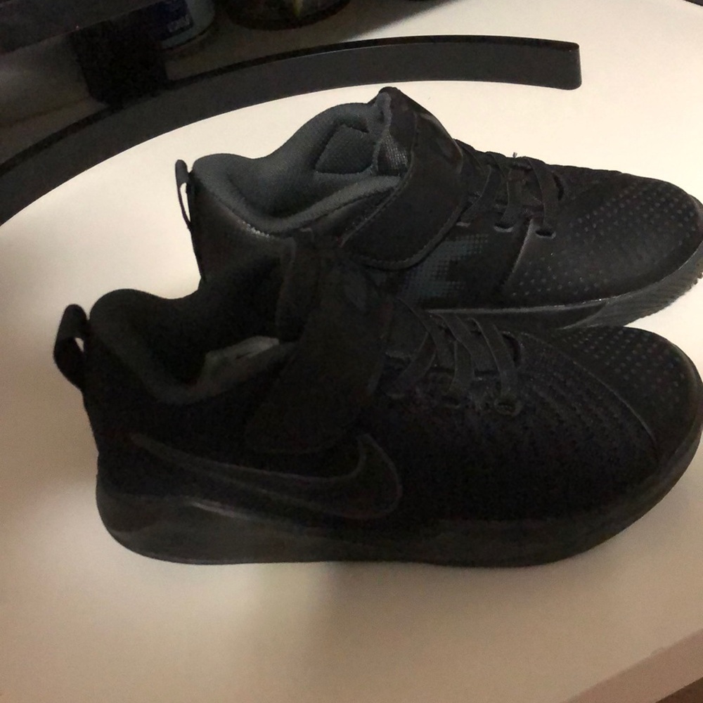 Nike Team Hustle Quick 2 black sneakers